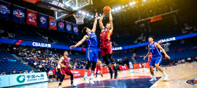 CBA总决赛现场激烈对抗比赛画面